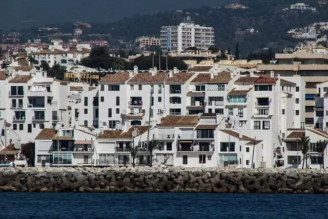 Appartementencomplex in Spanje met meerdere balkons, relevant voor nieuwe regels rond tijdelijke verhuur